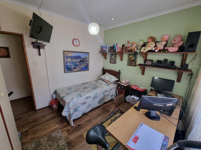 5 Bedroom Property for Sale in Reebok Western Cape